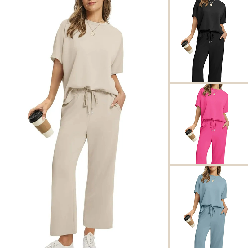 Damen zweiteiliges Set in Beige getragen mit Becher