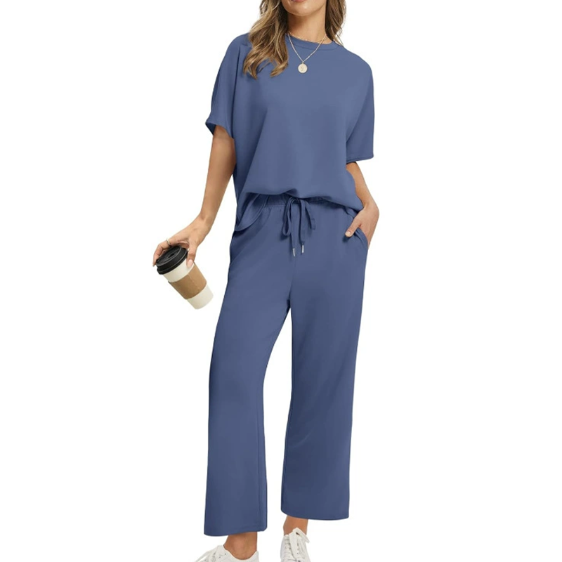 Bequeme Loungewear für Frauen: Stylisches Set in modischer Trendfarbe