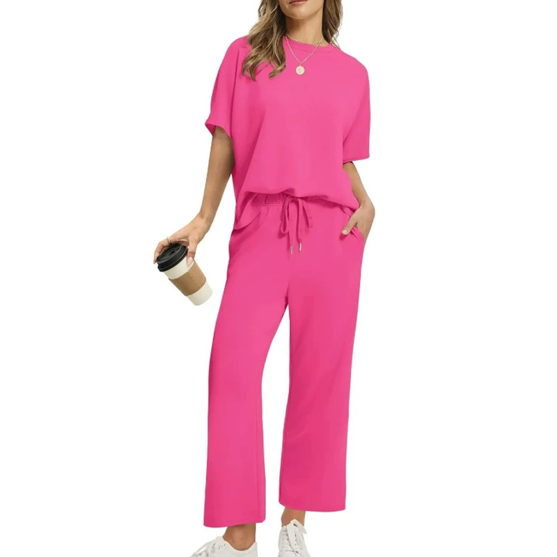 Casual Outfit für Damen bestehend aus weichem Pullover und bequemer Hose