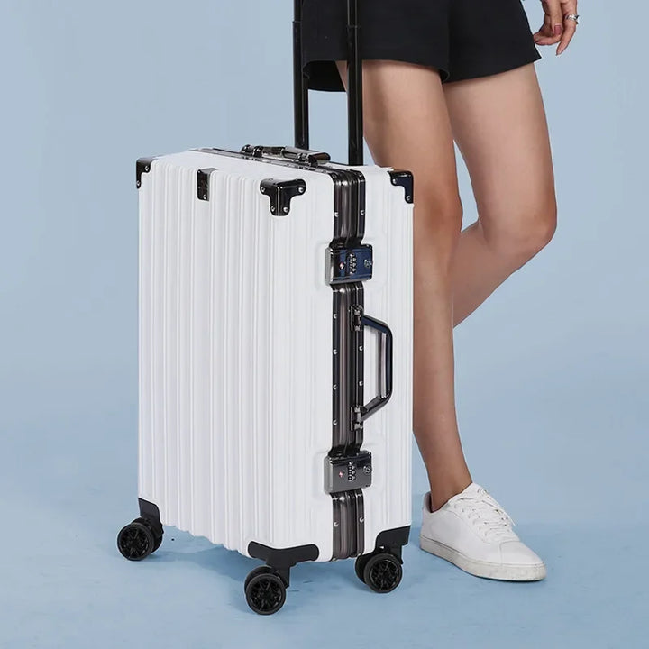 Moderner Aluminiumrahmen-Hartschalenkoffer "Reykjavik" für stilvolles und sicheres Reisen.