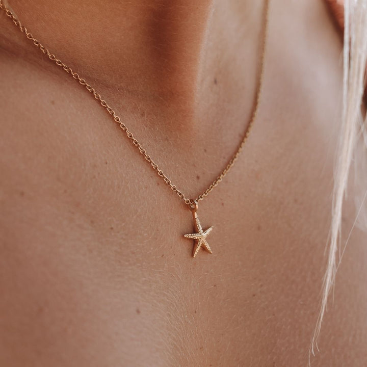 Damen Seestern Halskette in Gold elegant am Hals präsentiert