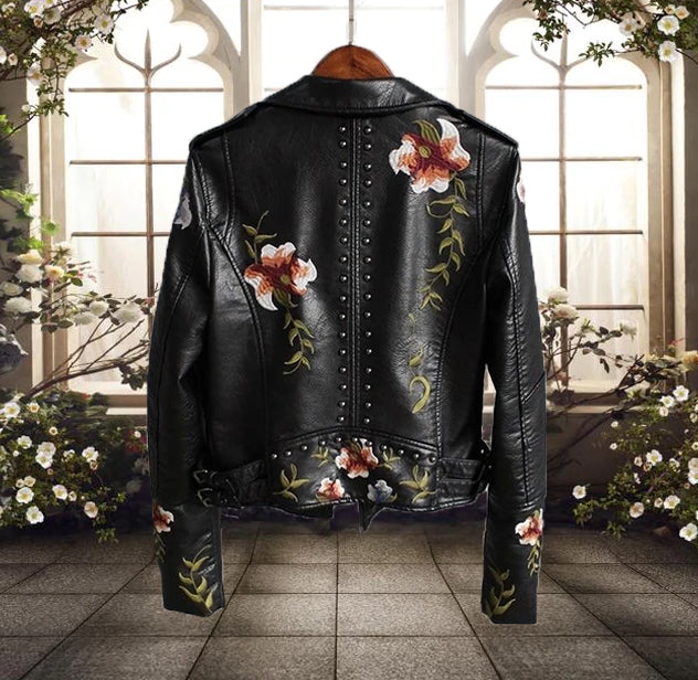 Moderne Damen Bikerjacke mit floralem Kontrastmuster; trendige Statement-Freizeitjacke für den stilvollen Alltag.