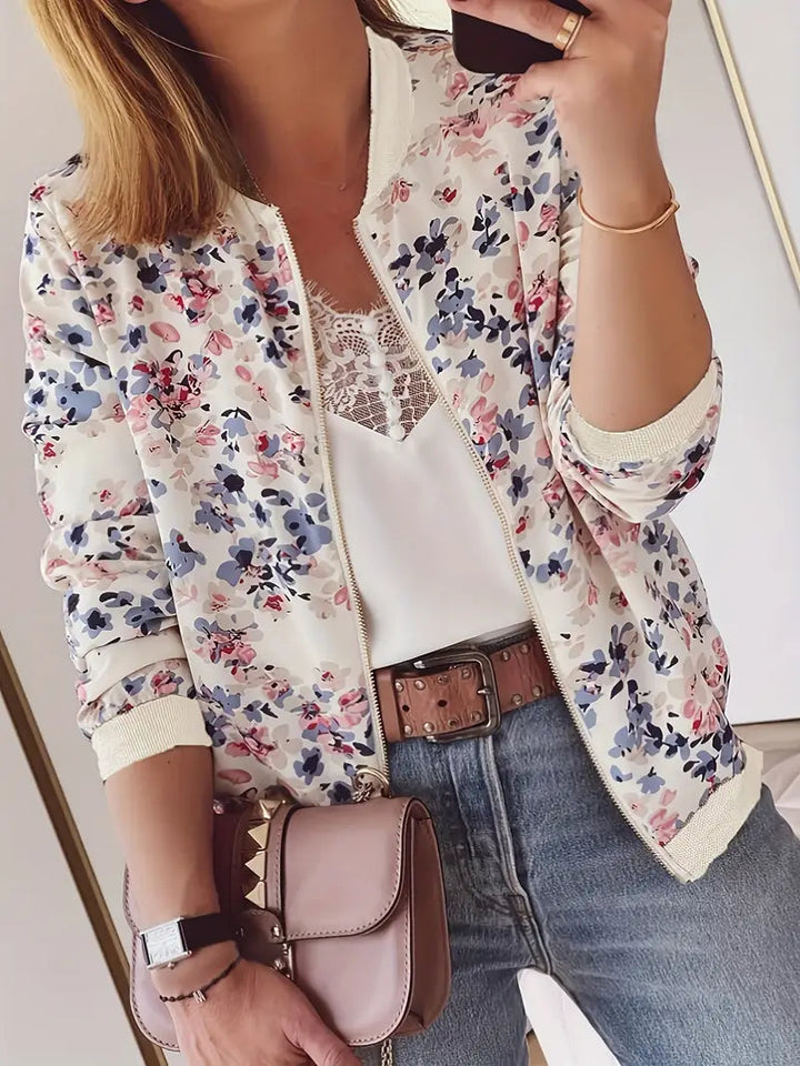 Stilvolle Damen Blumen Bomberjacke mit auffälligem Muster. Perfekte Übergangsjacke für Frühling & Herbst.