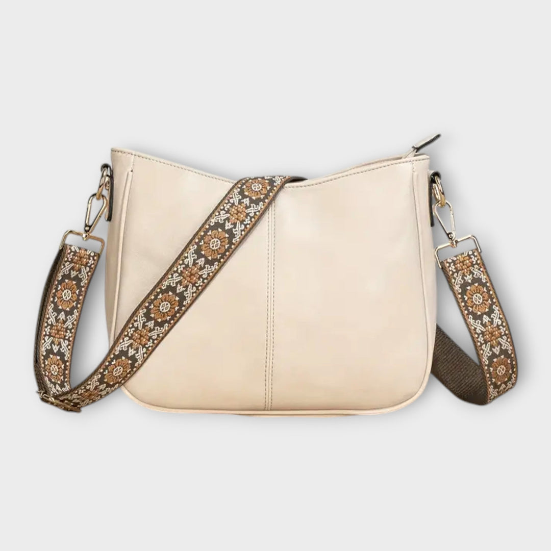 Elegante Damen Boho Tasche in Weiß, ein stilvolles Accessoire für den Sommer und Festivals.