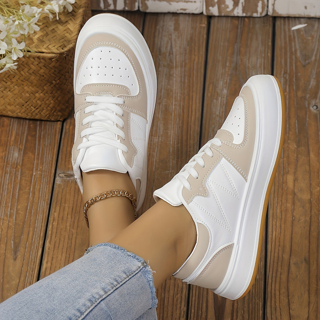 Nahaufnahme: Bequeme Damen Farbblock-Sneakers. Komfortable Freizeitschuhe mit rutschfester Sohle für stilvollen Alltag.