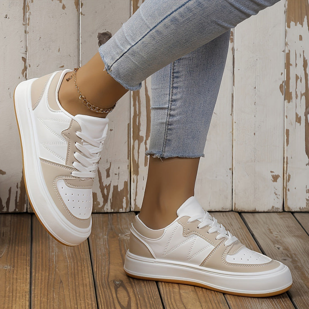 Damen Farbblock-Sneakers. Trendige Schnürschuhe mit mehrfarbigem Design, ideal als stilvolle Alltagsschuhe.