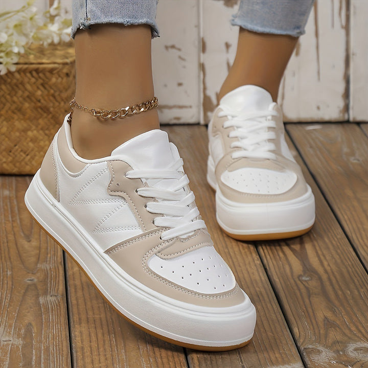 Damen Farbblock-Sneakers von der Seite. Moderne, bequeme Alltagsschuhe, stilvoll & rutschfest für Ihre Freizeit.