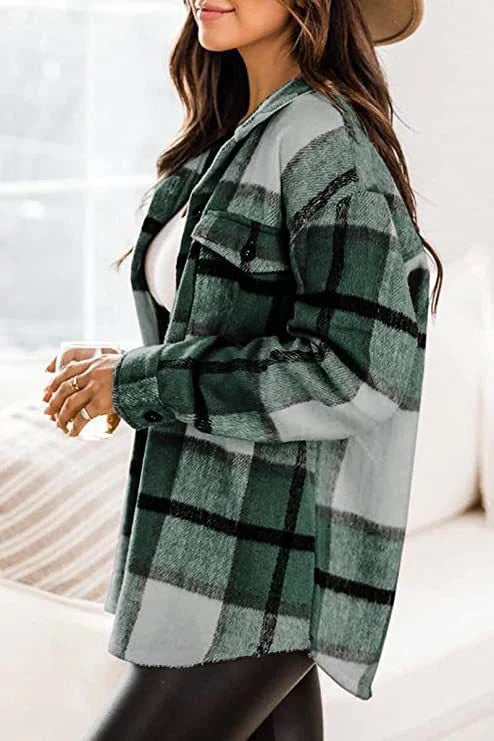 Stilvolle Damen Hemdjacke mit Knopfleiste für kühle Tage. Komfortable Übergangsjacke in moderner Damenmode.