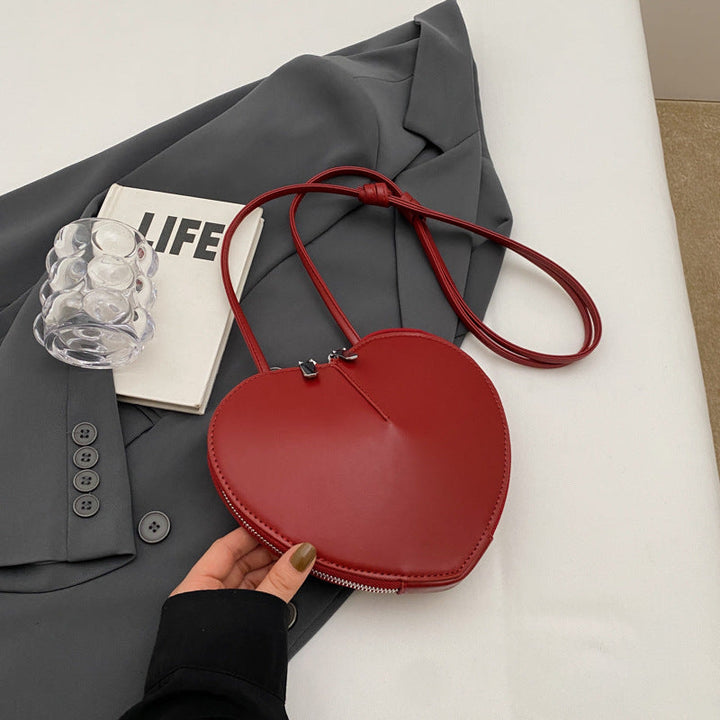 Damen Umhängetasche lässig am Model getragen. Stylische Crossbody Tasche für einen modernen Look.