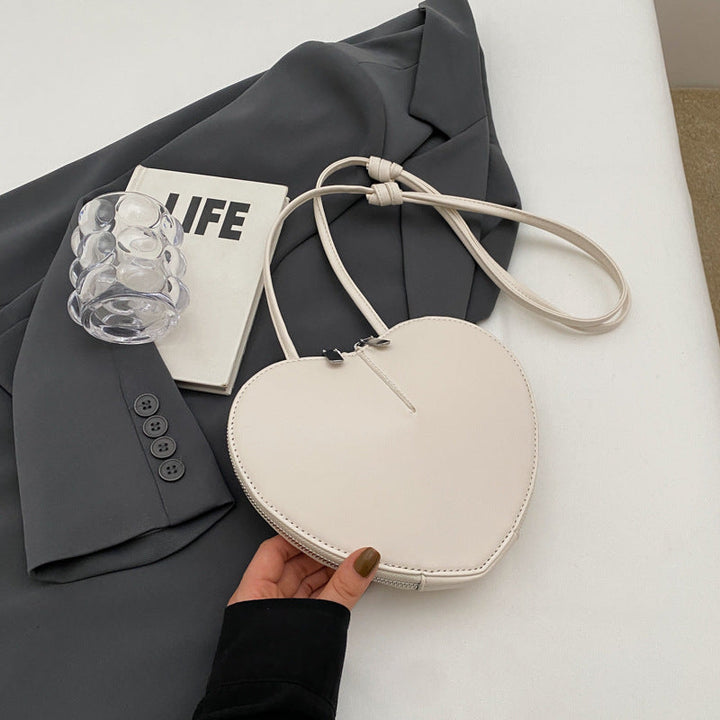 Detailansicht des eleganten Verschlusses der Damen Umhängetasche. Chic und funktional, stilvolles Accessoire.