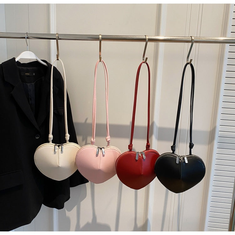 Geräumige Damen Umhängetasche, die viel Platz bietet. Praktische Schultertasche für den modernen Alltag.