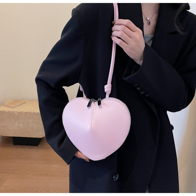 Verstellbarer Träger an der Damen Umhängetasche für individuellen Komfort. Stilvolle Schultertasche.