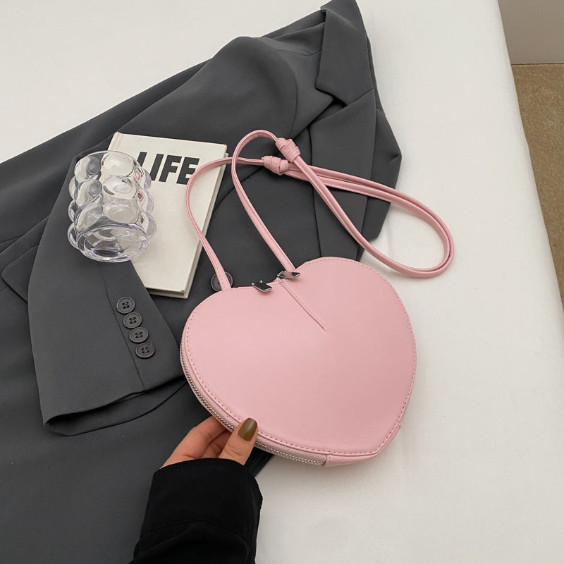 Gut organisierte Damen Umhängetasche mit Innenfächern. Perfekt als Crossbody oder elegante Schultertasche.