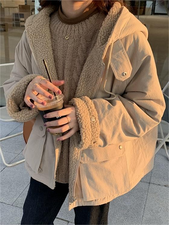 Stilvolle Damen Wendejacke mit Kapuze für Herbst & Frühling. Vielseitige Reißverschlussjacke, perfekt für jeden Casual-Look.
