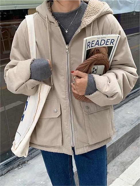 Modische Damen Freizeitjacke als Wendejacke mit Kapuze. Praktische Reißverschlussjacke für Stil und Komfort im Alltag.