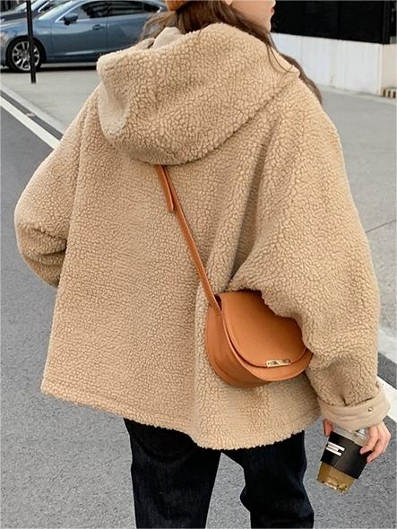 Vielseitige Damen Wendejacke mit Kapuze für unterschiedliche Looks. Perfekte Reißverschlussjacke für Frühling & Herbst.