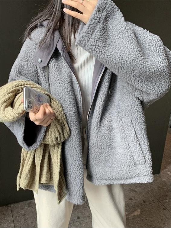 Damen Wendejacke mit Kapuze am Model. Stilvolle Übergangsjacke für vielseitige Kombinationsmöglichkeiten Frühling & Herbst.