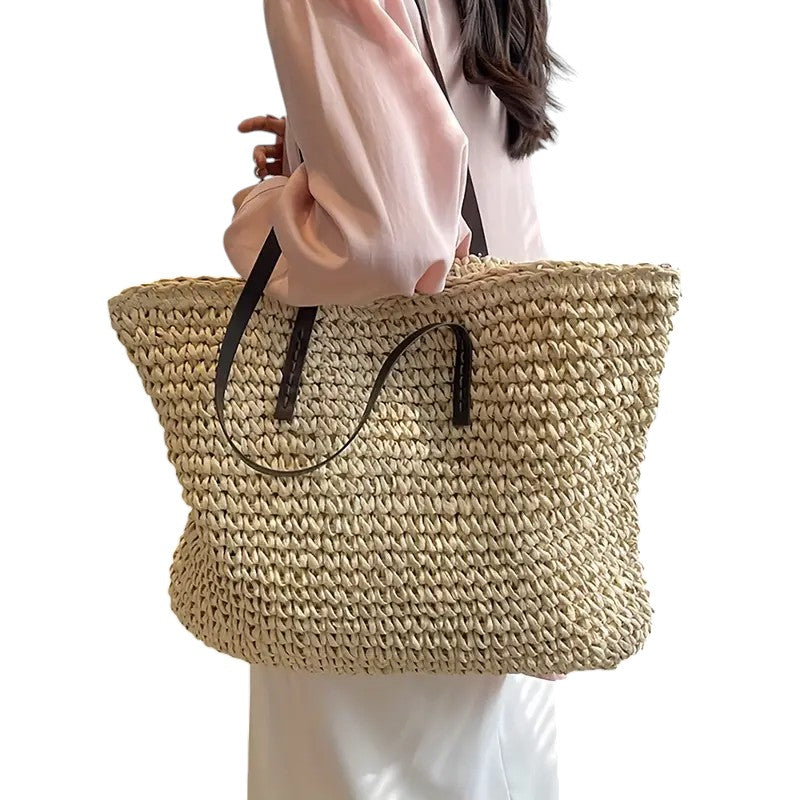 Detailansicht der texturierten Oberfläche der geräumigen Damen Strandtasche; stilvolle Sommertasche.