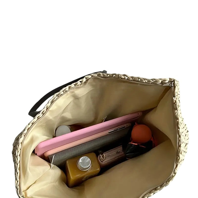 Moderne Frau trägt stilvolle, geräumige Damen Strandtasche; perfekte Sommertasche für Urlaub und Freizeit.