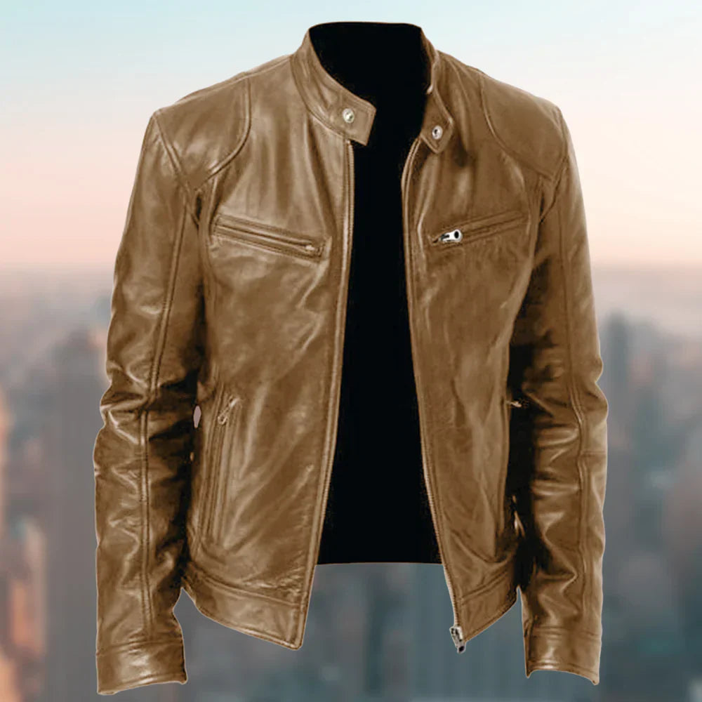 Mann trägt vielseitige Herren Bomber Biker Jacke aus Leder, perfekte Übergangsjacke für stilvolle Herbst-Outfits.