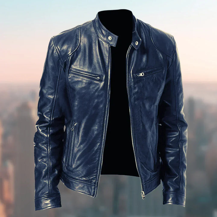 Rückansicht der modernen Herren Motorrad-Bikerjacke aus Leder, eine robuste und bequeme Herbst-Freizeitjacke.