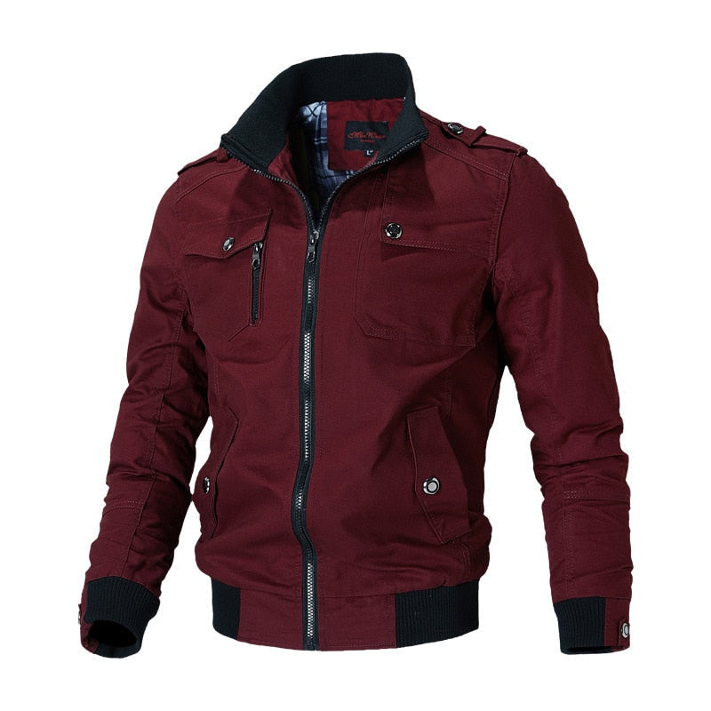 Trendige Herren Bomberjacke als Übergangsjacke. Moderne Herrenmode, stilvoll und passend für Freizeit.