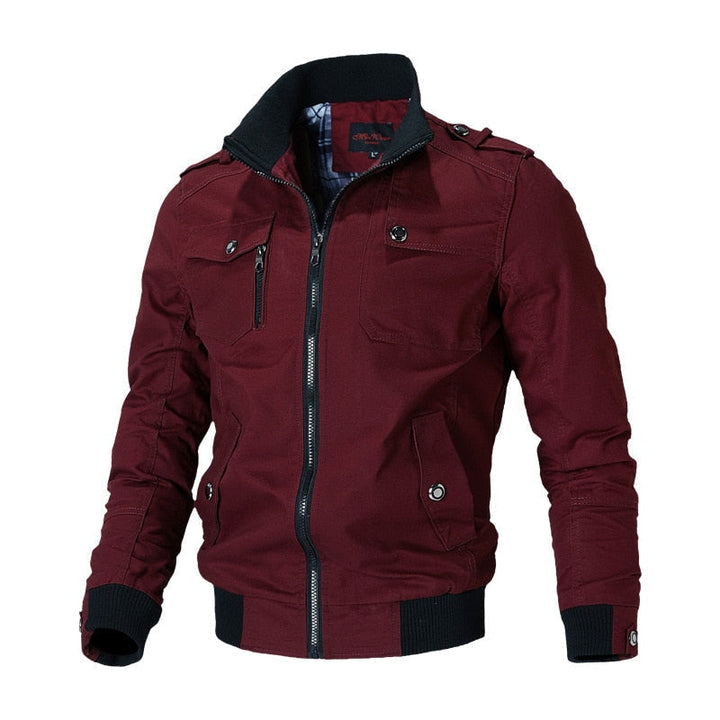 Trendige Herren Bomberjacke als Übergangsjacke. Moderne Herrenmode, stilvoll und passend für Freizeit.