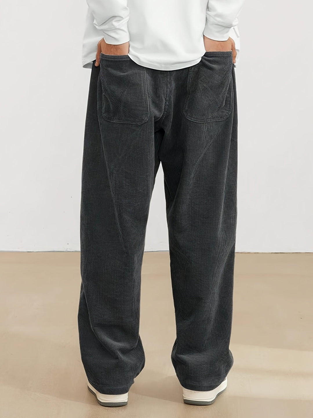 "Stilvolle Herren Cordhose in Beige, Regular Fit, aus Baumwolle mit praktischen Taschen für Business und Freizeit."