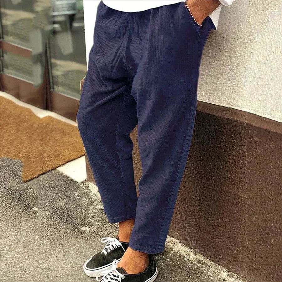 Moderne Herren Frühlingshose im Relaxed-Fit. Vielseitig kombinierbar, stilvoll für Business Casual & Freizeit.