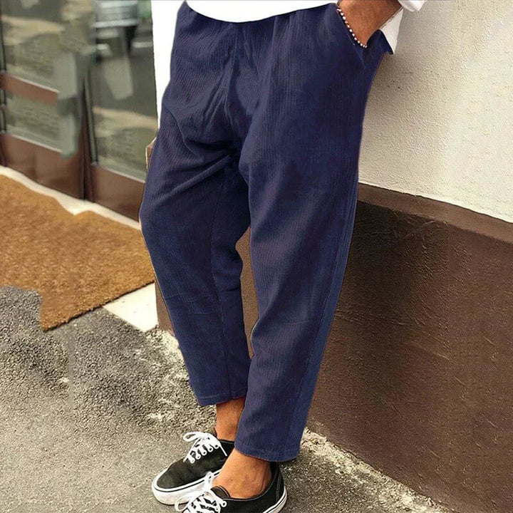Moderne Herren Frühlingshose im Relaxed-Fit. Vielseitig kombinierbar, stilvoll für Business Casual & Freizeit.