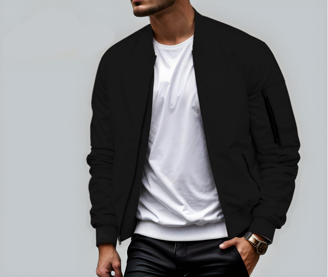 Vielseitige Herren-Bomberjacke, bequem und winddicht, perfekt für sportliche Aktivitäten im Herbst.