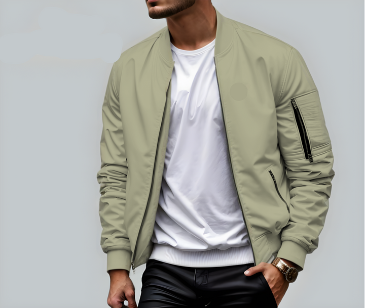 Moderne Herren-Übergangsjacke im Bomberstil, körperbetont geschnitten und stilvoll für Herbstmode.