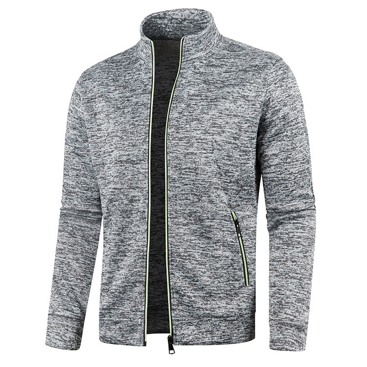 Detail einer warmen Herren Winterjacke: robuster Reißverschluss & Stehkragen, für maximalen Schutz.
