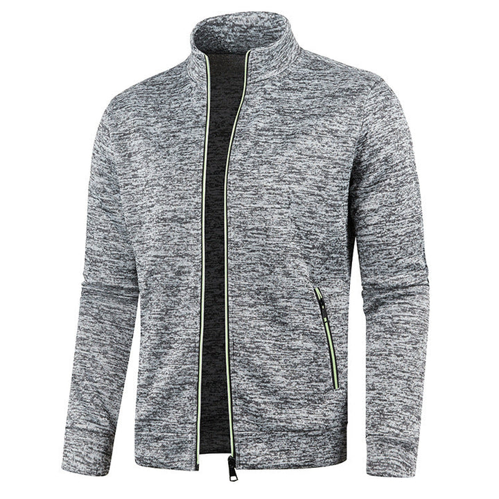 Detail einer warmen Herren Winterjacke: robuster Reißverschluss & Stehkragen, für maximalen Schutz.