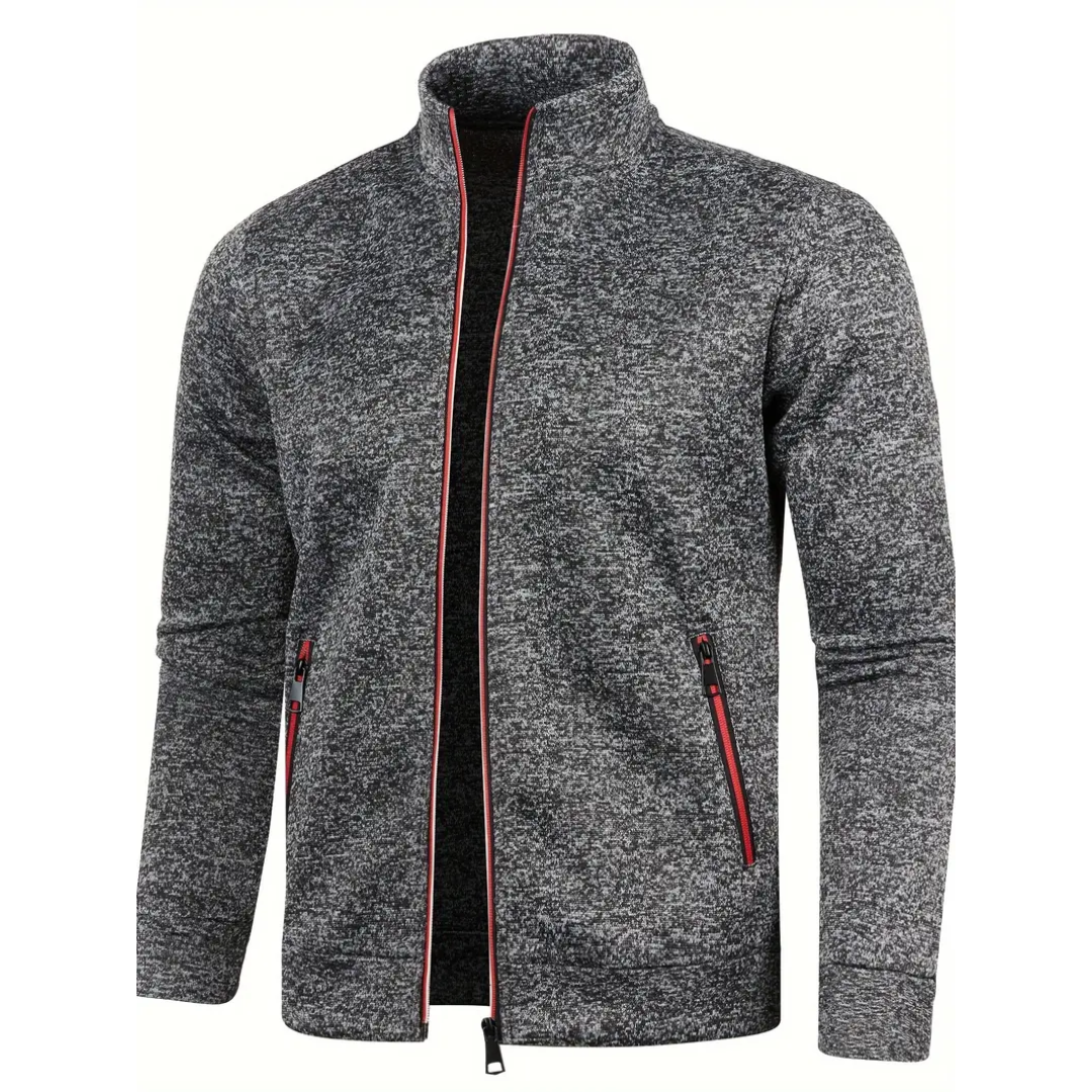 Aktiver Mann trägt warme Herren Winterjacke, bereit für Outdoor-Abenteuer bei Schnee und Kälte.