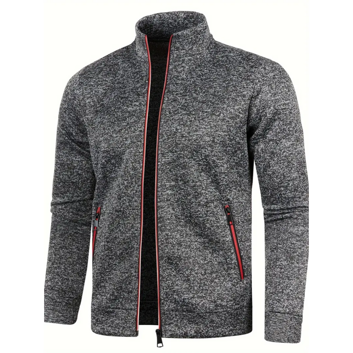 Aktiver Mann trägt warme Herren Winterjacke, bereit für Outdoor-Abenteuer bei Schnee und Kälte.