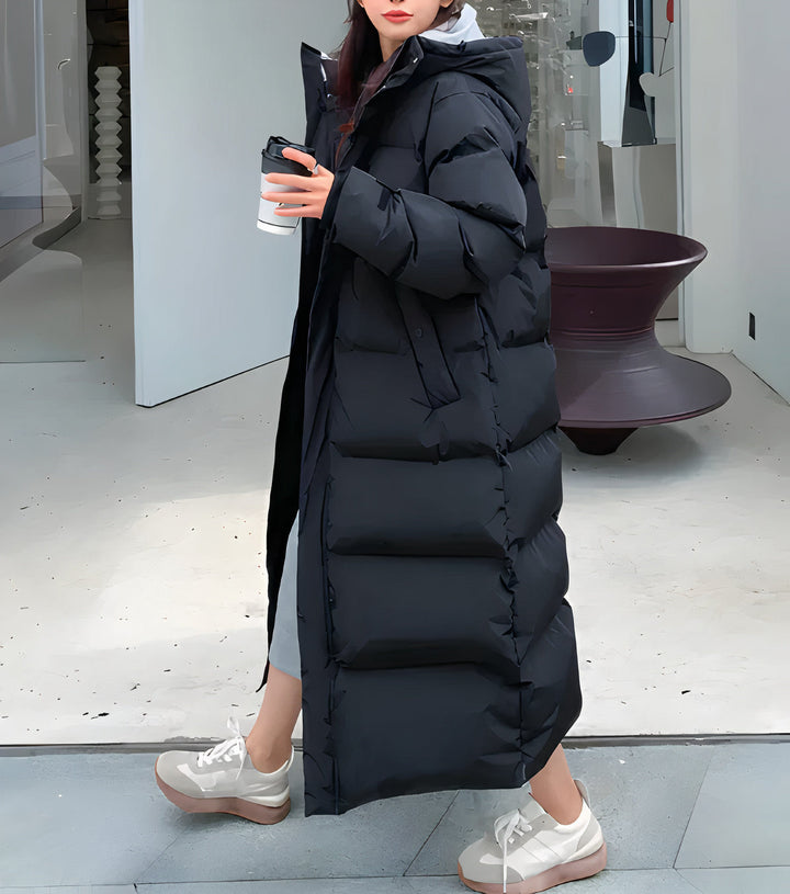Stilvolle lange Damen Regenjacke, wasserdicht & winddicht, mit Kapuze und warmem Futter. Ideal für Outdoor & Freizeit.