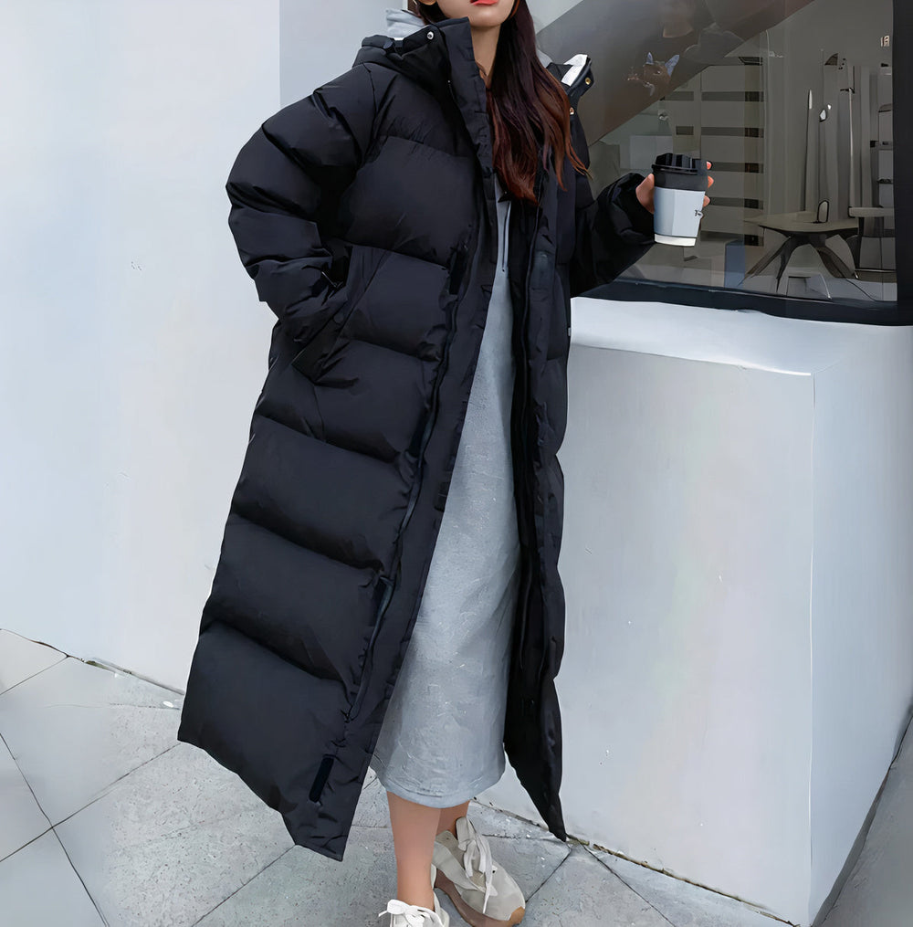 Lange schwarze Damen Outdoorjacke, wasserdicht, winddicht, mit Kapuze. Perfekt für kalte Tage und Übergangszeit.