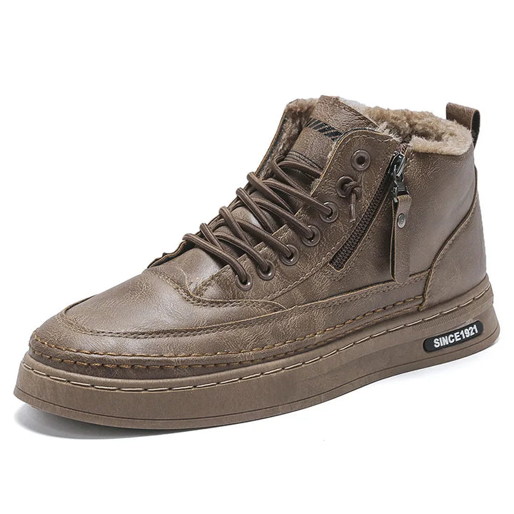 Stilvolle schwarze Herren Winterstiefel, high-top, warm gefüttert. Ideal als bequeme Casualschuhe für den Alltag.
