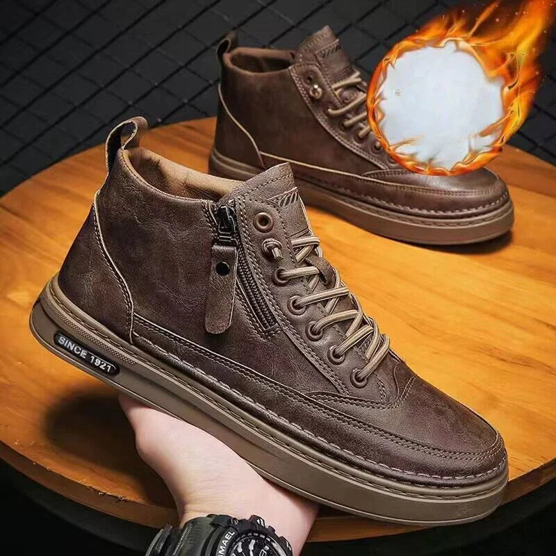 Robuste beige Herren Winterstiefel, bequem & strapazierfähig. Perfekte High-Top Wintermode für kalte Tage.