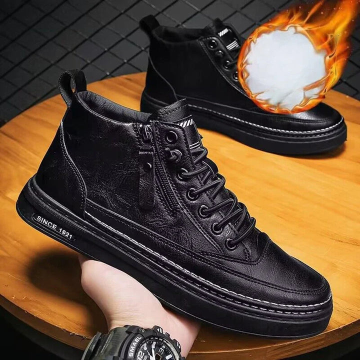 Nahaufnahme: Warme schwarze Herren Winterstiefel, bequeme high-top Passform. Stilvolle Schuhe für die Wintermode.