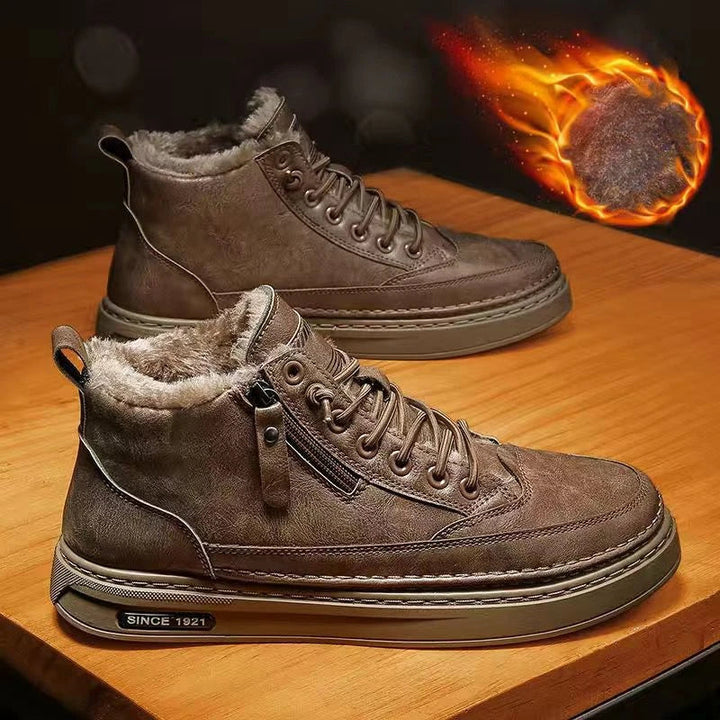 Mann trägt moderne schwarze Herren Winterstiefel. Robuste Casualschuhe, warm und bequem für jeden Wintertag.