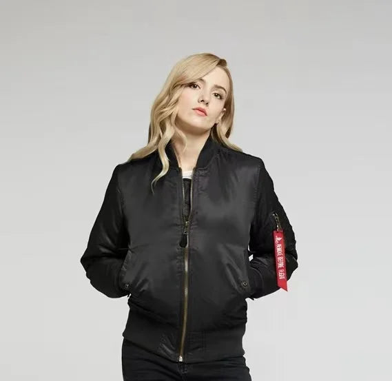 Stilvolle Unisex Bomberjacke für Herbst & Frühling. Leichte Übergangsjacke mit Reißverschluss, ideal für den Casual-Look.