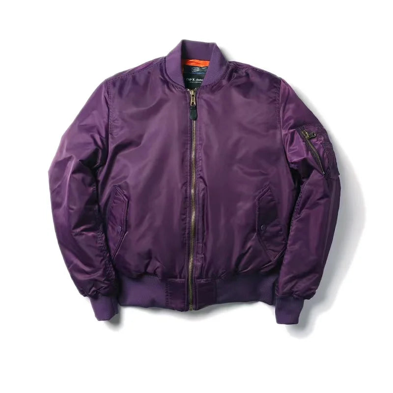Lila Unisex Bomberjacke, perfekt als stilvolle Übergangsjacke für Herbst und Frühling. Bequeme Casual-Jacke mit Reißverschluss.