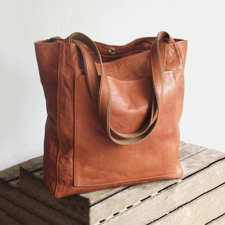 "Stilvolle Unisex Ledertasche vegan, braun, zeigt elegantes und funktionales Design von vorne"
