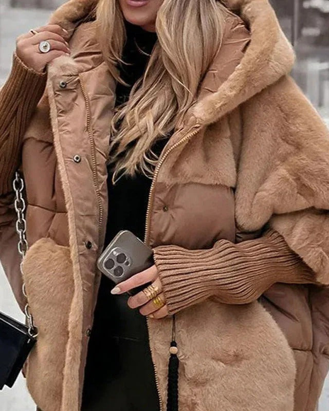 Modische, funktionale Damenjacke mit Kapuze, ideal für Outdoor-Aktivitäten bei kaltem Wetter und Reisen.