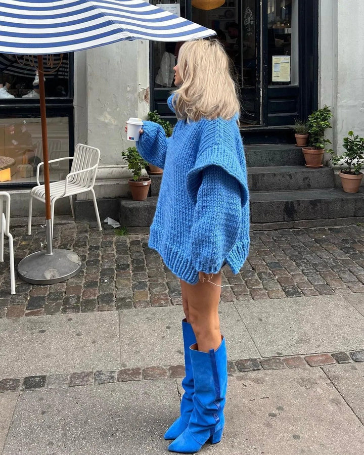Trendiges Damen Frühlings-Strickkleid, Oversize und bequem, als vielseitiges Freizeitkleid mit hohem Kragen.
