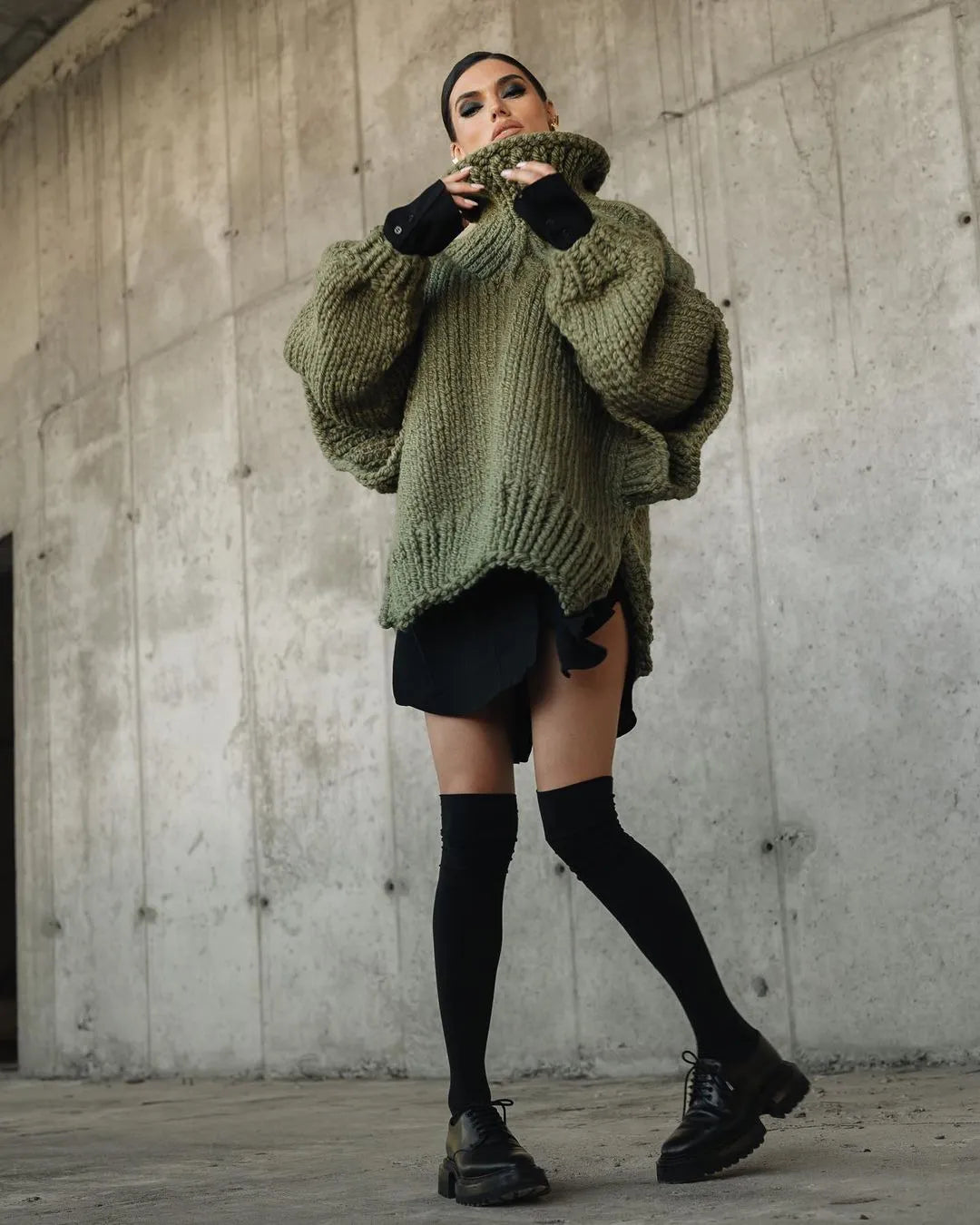 Angenehmes Damen Strickkleid, Oversize, mit hohem Kragen, ein bequemes und stilvolles Frühlings-Outfit.