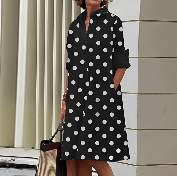 Damen Herbstkleid mit elegantem Kragen als bequemes Shirtdress für stilvolle Tage.