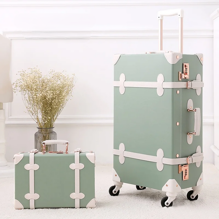Drei Retro Hartschalenkoffer in verschiedenen Größen. Praktisches Kofferset für jeden Reiseanlass & Stil.